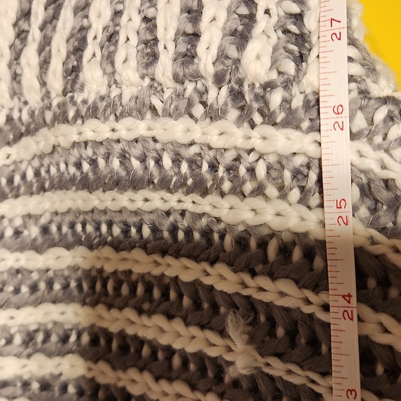 Hooded Sweater - Picture 6 of 6